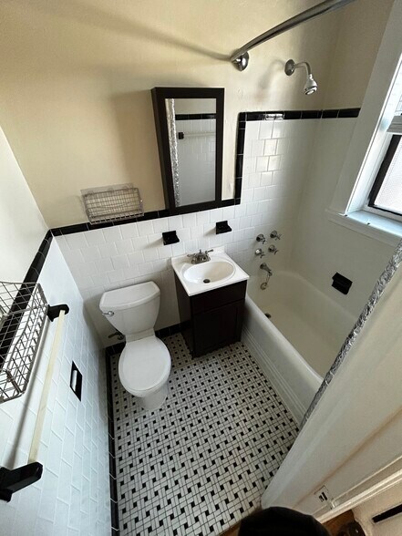 Building Photo - 1470 Beacon St