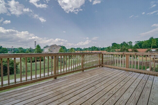 Building Photo - 1413 Kerr Dr