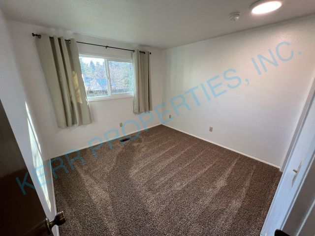 Building Photo - Charming 3-Bed, 2-Bath Haven with 1,296 Sq. Ft. of Cozy Comfort in Sandy, OR!