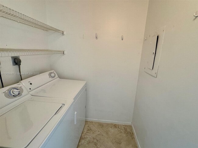 Building Photo - 19999 E Country Club Dr