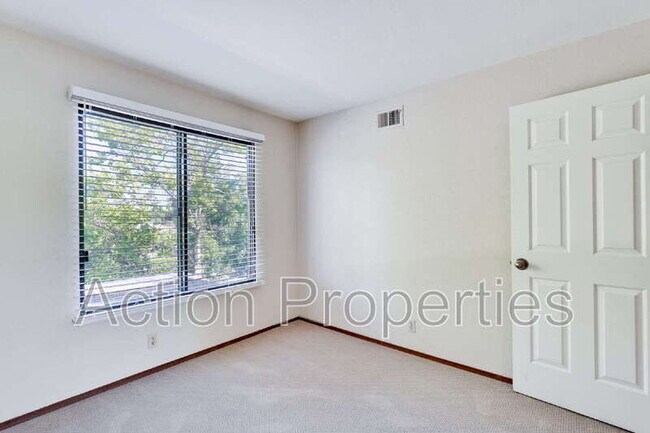 Building Photo - 947 La Mesa Terrace