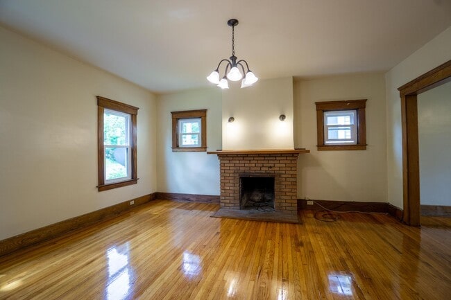 Building Photo - Available 8/1/26 - Spacious Three Floor Si...