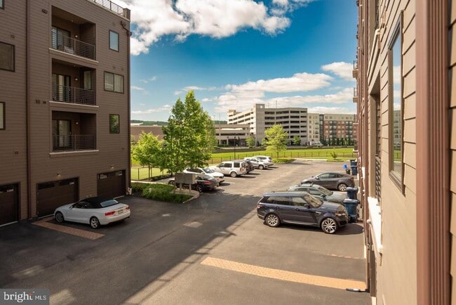 Building Photo - 1001 Lakeview Ct