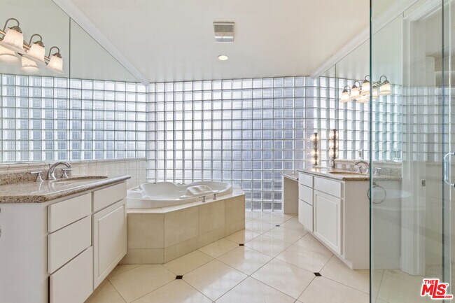 Building Photo - 8120 Billowvista Dr