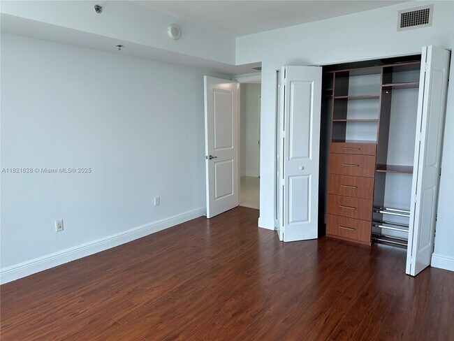 Building Photo - 2641 N Flamingo Rd