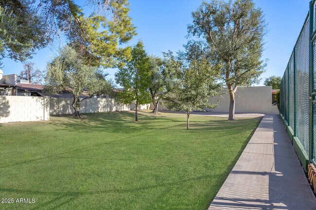 Building Photo - 2839 E Montecito Ave