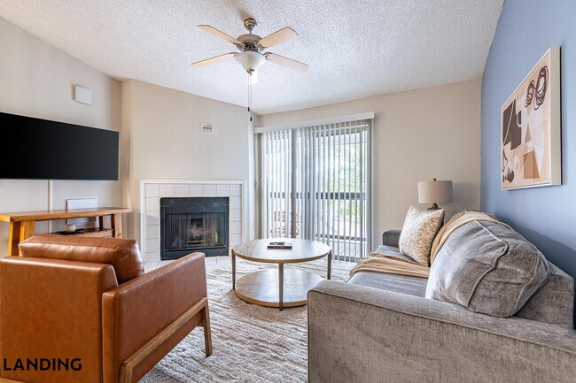 Building Photo - 1000 Palm Pl Dr NE