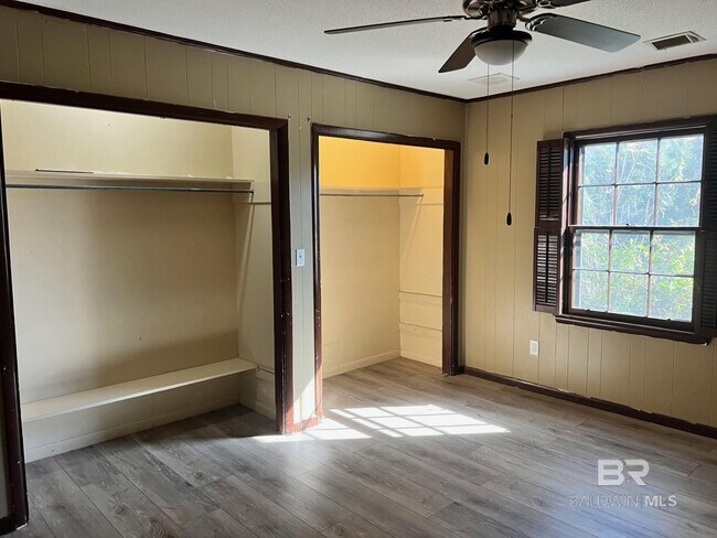 Building Photo - 709 E 6th St