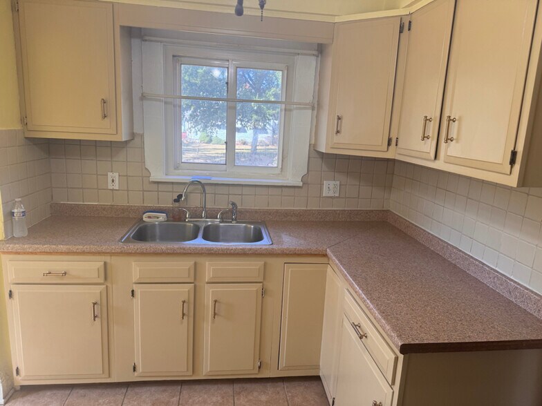 Building Photo - 576 Noah Ave