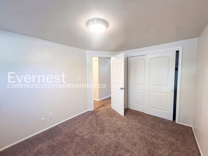 Building Photo - 705 Custer Ave