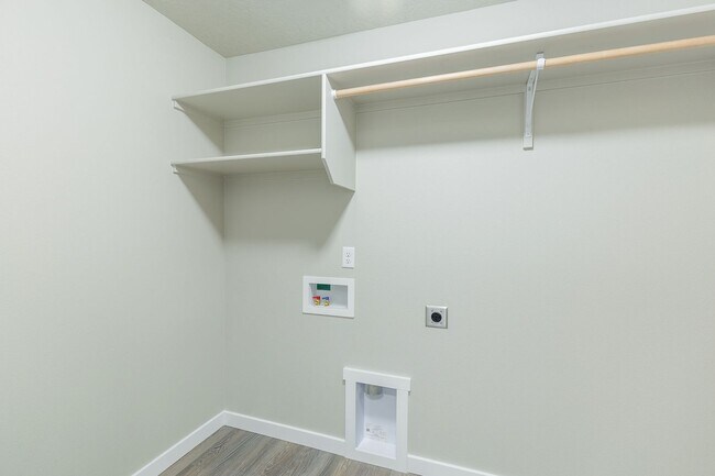 Building Photo - Perfect location for a 4 bed 2 bath with a...