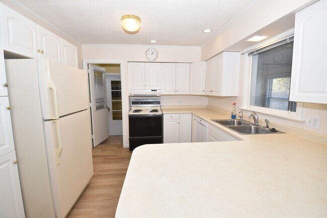 Building Photo - Great 3 bedroom Ranch in Elkhart