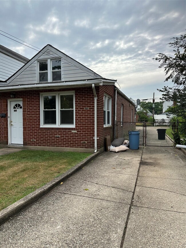 Building Photo - 86-46 Range St