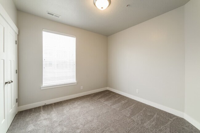 Building Photo - 619 N Emery Ln