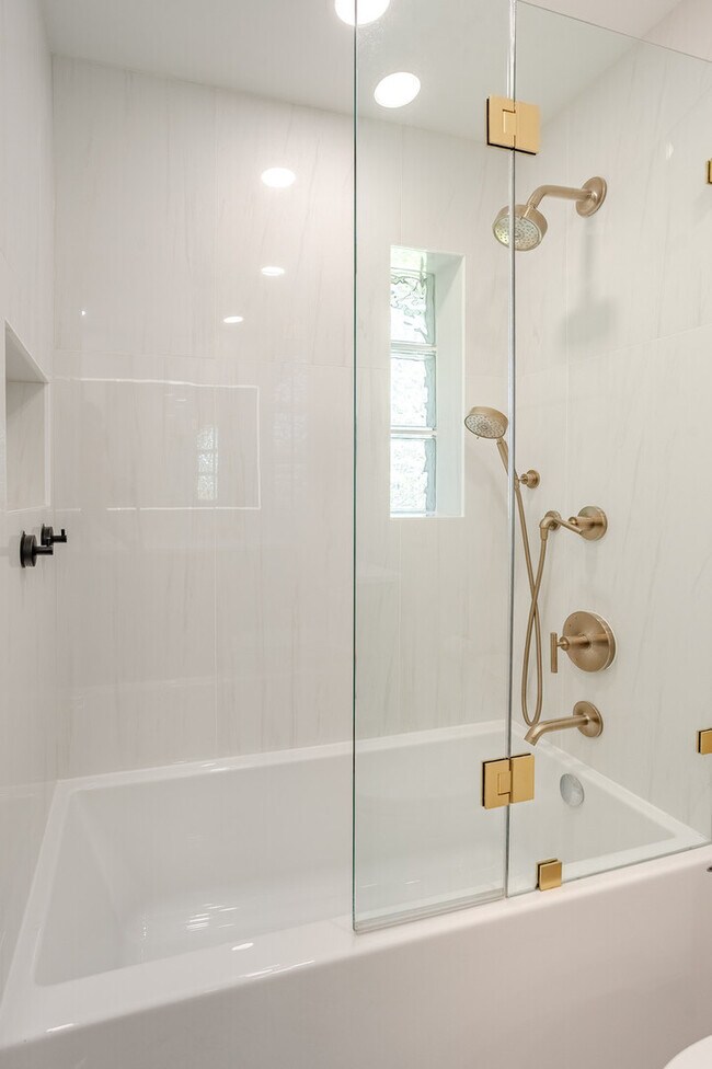 Building Photo - 715 Lamon Ave