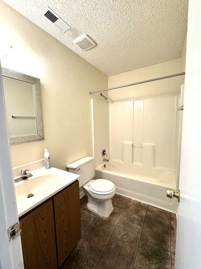 Building Photo - Adorable Duplex- Fenced Yard!