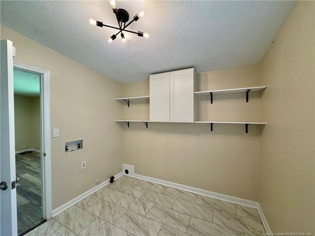 Building Photo - 431 Waterbury Dr