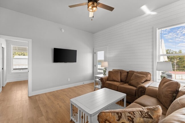 Building Photo - 1925 Lakeshore Dr