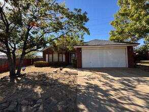 Building Photo - House Located On Cul-De-Sac & One Block Fr...