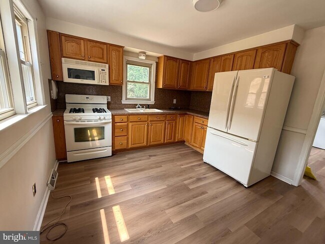 Building Photo - 1236 Oak Ln