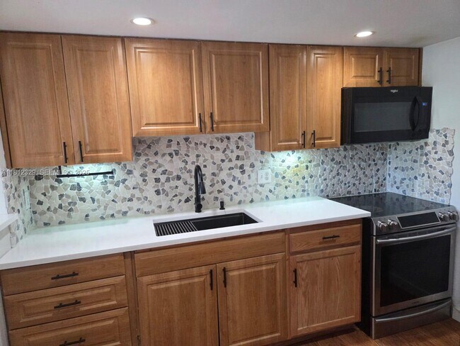 Building Photo - 3750 Inverrary Dr