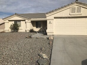 Building Photo - OPEN DESERT BACKYARD!