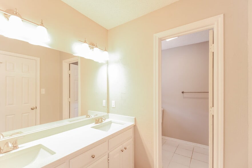 Building Photo - 217 Tanglewood St