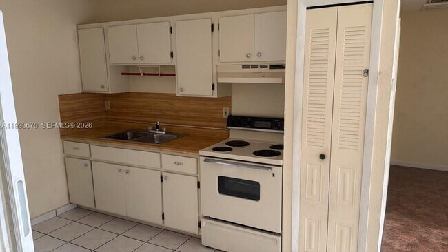 Building Photo - 421 Las Palmas Cir