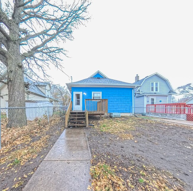 Building Photo - 2 Bedroom 1 Bathroom Fresh Carpet