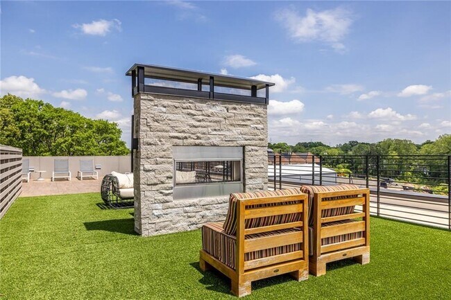 Building Photo - 112 Rogers St NE