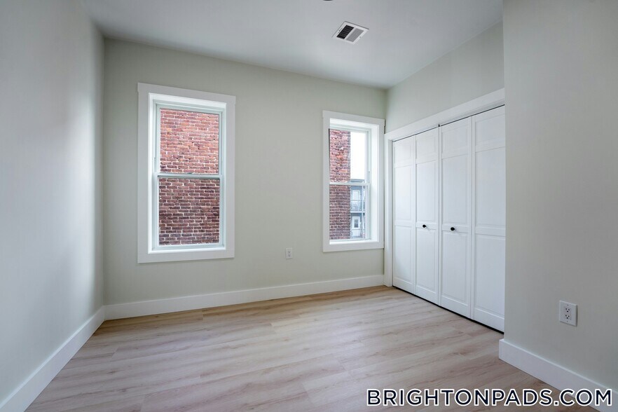 Building Photo - 47 Brackett St