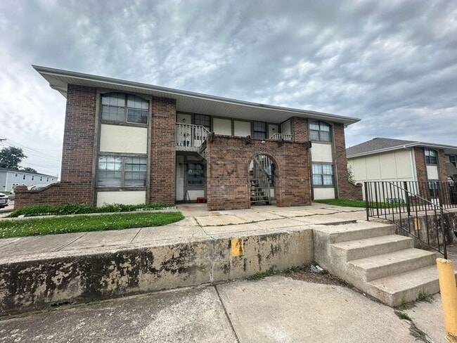 Primary Photo - 300 W Montgomery St