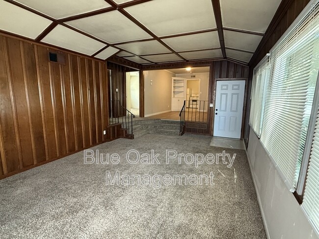 Building Photo - 310 Oak St