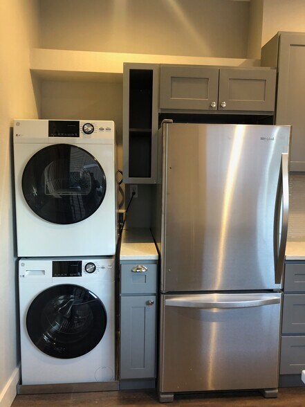 Full size washer dryer - 411 N L St