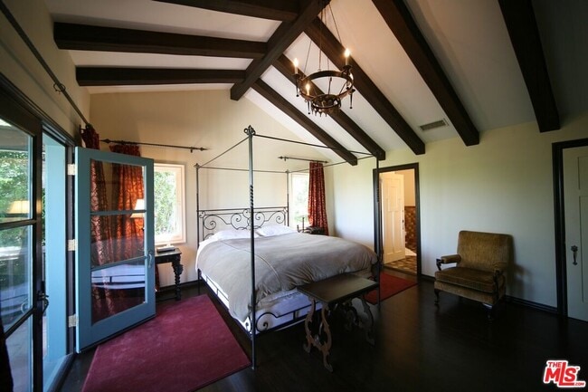 Building Photo - 2243 E Live Oak Dr