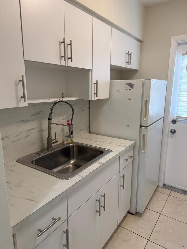 Building Photo - 101 SE 9th St