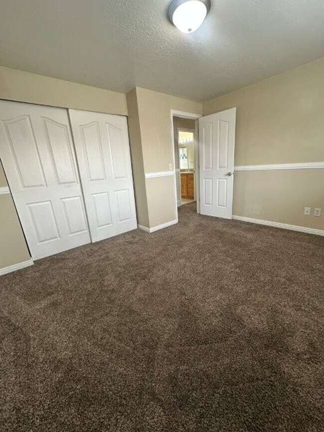 Building Photo - Spacious & Affordable! 5 Bed 2 Bath Home f...