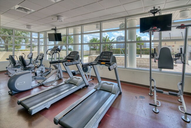 Building Photo - Freshly Painted Upscale 2/1 Condo in amazi...