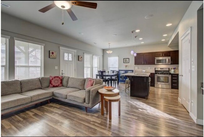 Building Photo - 863 Cecina Ct