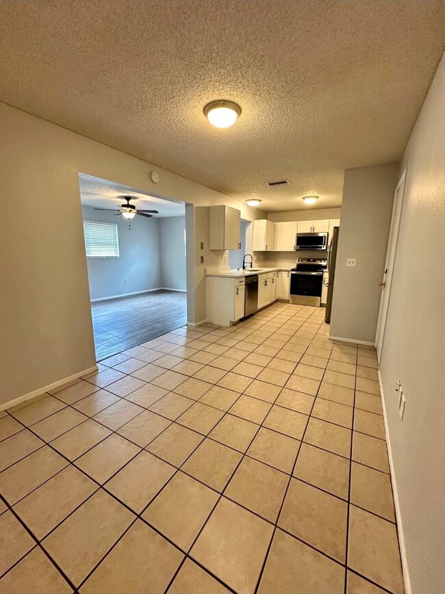 Building Photo - 3 bedroom 2 bathroom house fully fenced in...