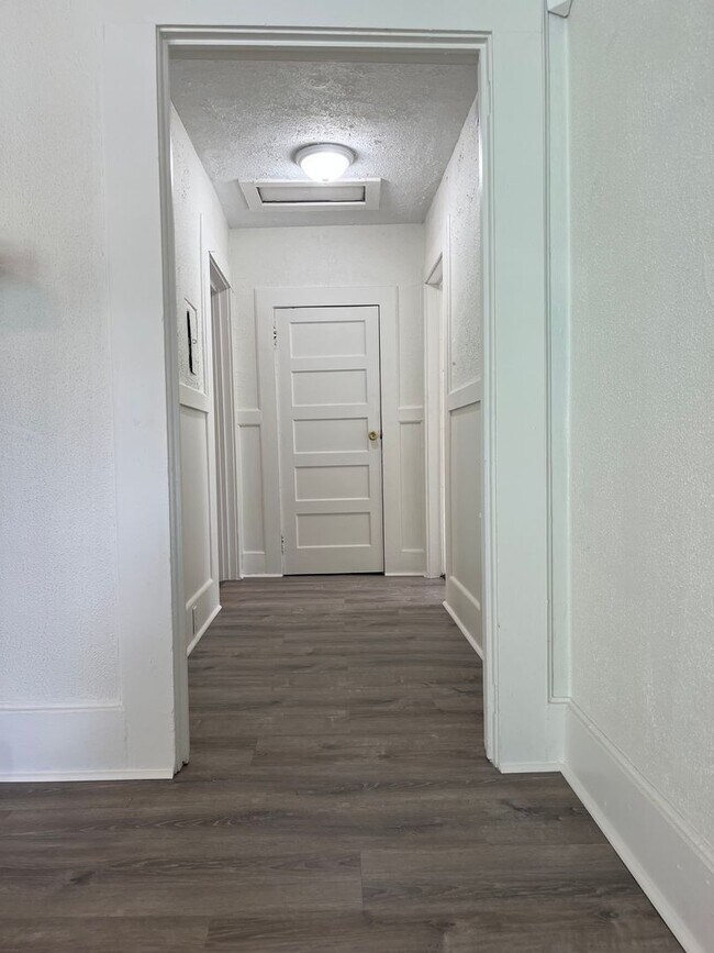 Building Photo - Spacious 2bd/1.5ba Home Minutes From W Midtown!