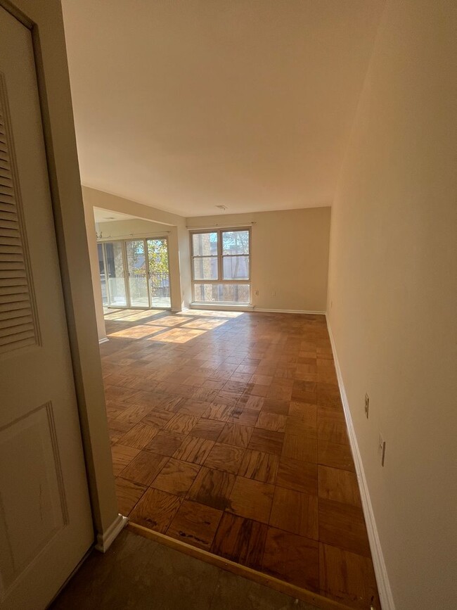 Building Photo - Charming 2 BR/1.5 BA Condo in Silver Spring!