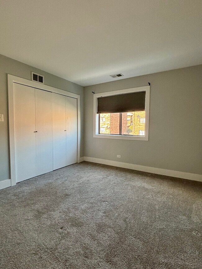Building Photo - 14949 Lake View Dr