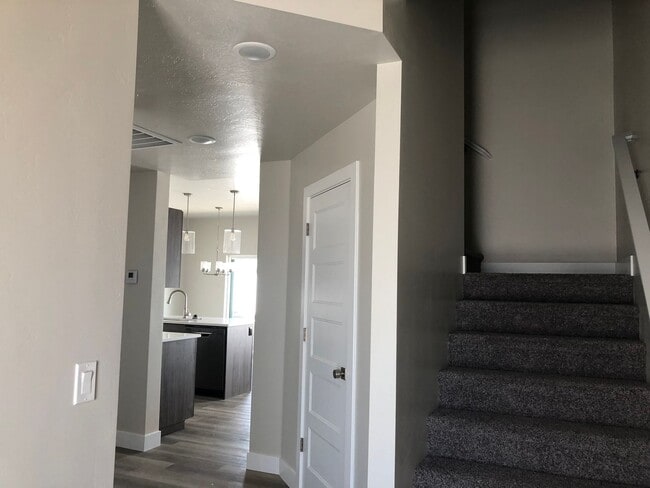 Building Photo - Reduced Rent Modern 3 Bedroom Home for Rent - 50% Off Your First Month!