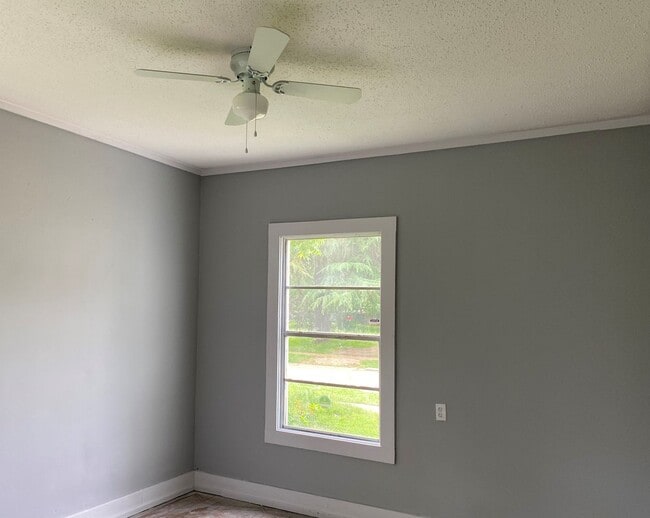 Building Photo - 1/2 OFF FIRST MONTH'S RENT  LARGE REMODELE...