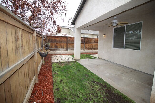 Building Photo - Cute Home in Fig Garden Gated Community.