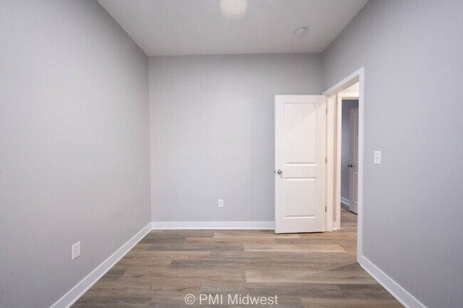 Building Photo - "Charming 3-Bedroom Duplex with 2 Full Baths in Prime Indianapolis Location!"