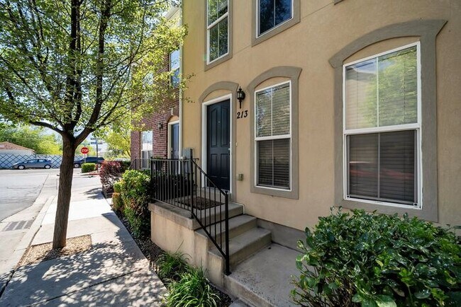 Building Photo - Awesome Townhome in Iverness Square in Murray