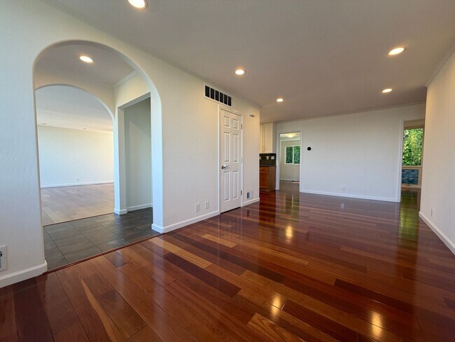 Building Photo - 800 Buckland Ave