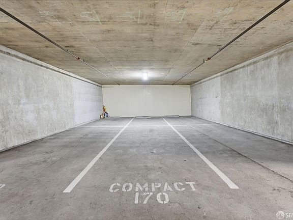 Building Photo - 140 S Van Ness Ave